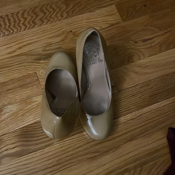 Vince Camuto tan patent leather pumps - Picture 3 of 3
